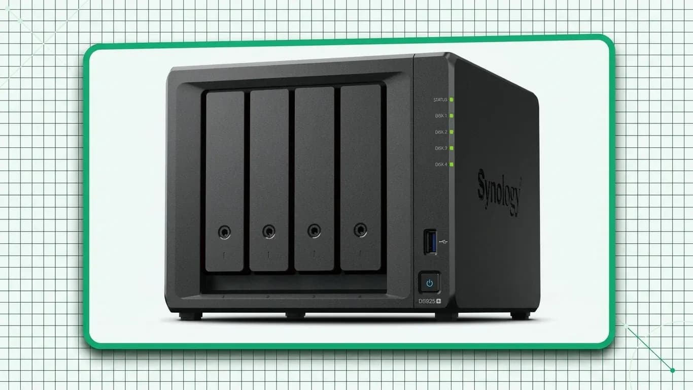 NAS Synology quatre baies dans un cadre vert, sur un fond quadrillé